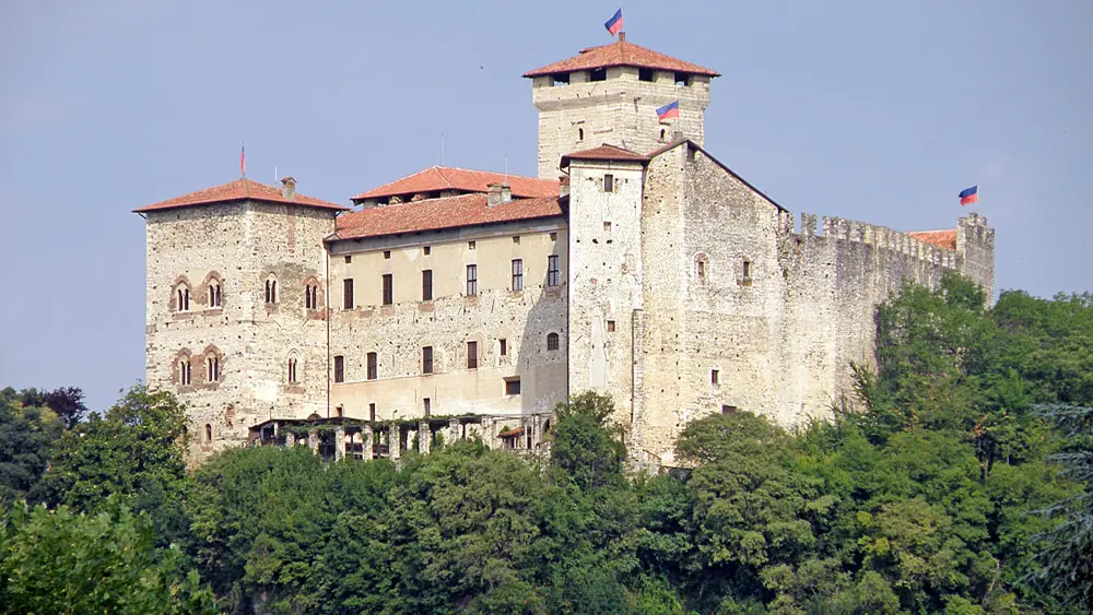 Blick auf das Kastell Rocca di Angera
