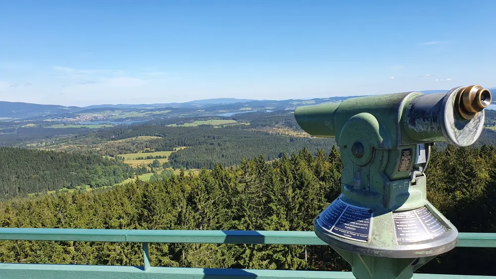 Weitblick vom Aussichtsturm Moldaublick in Schöneben bei Ulrichsberg zum Moldaustausee in Tschechien.