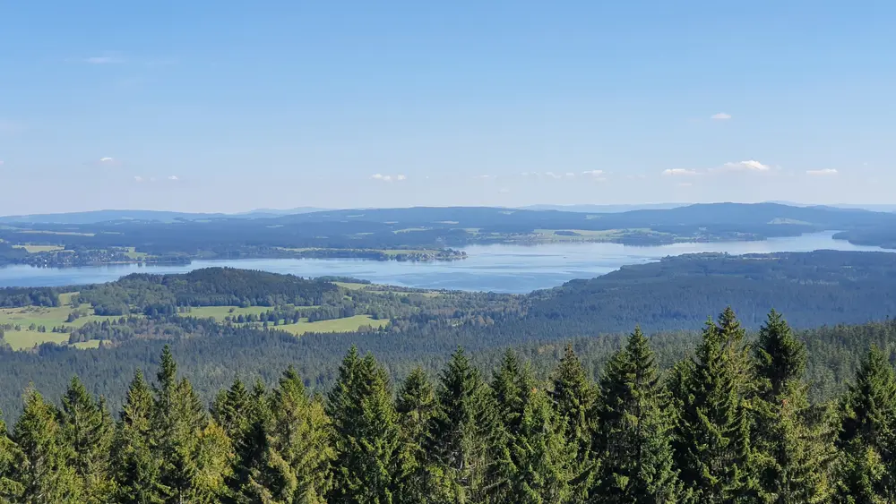 Wunderbarer Weitblick vom Aussichtsturm Moldaublick in Schöneben bei Ulrichsberg bis zum Moldaustausee in Tschechien.