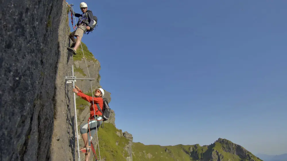 Paar beim Klettern auf dem Klettersteig Henne im Pillerseetal