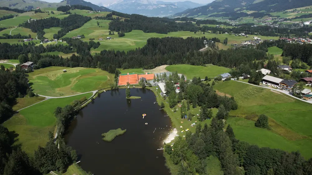 Überflug über den Naturbadesee Lauchsee bei Fieberbrunn