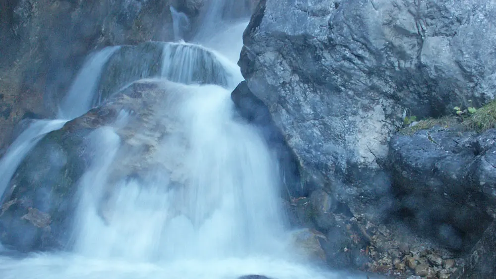 Blick auf einen der Wasserfälle in der Silberkarklamm bei Ramsau am Dachstein