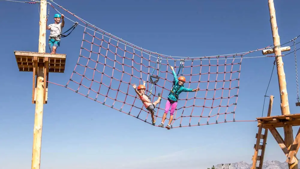 Kinder am Klettergerüst im Relax- & Balancepark Spieljoch