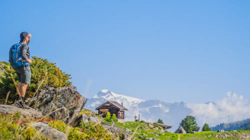Wanderer unterwegs beim Nendaz Trekking