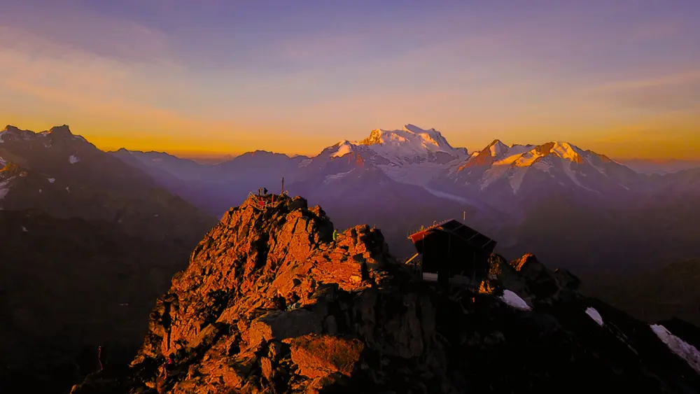 Sonnenaufgang über den Bergen