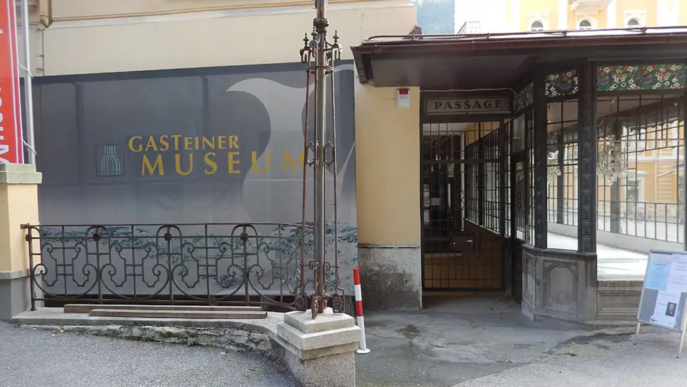 Blick auf den Eingang des Gasteiner Museums