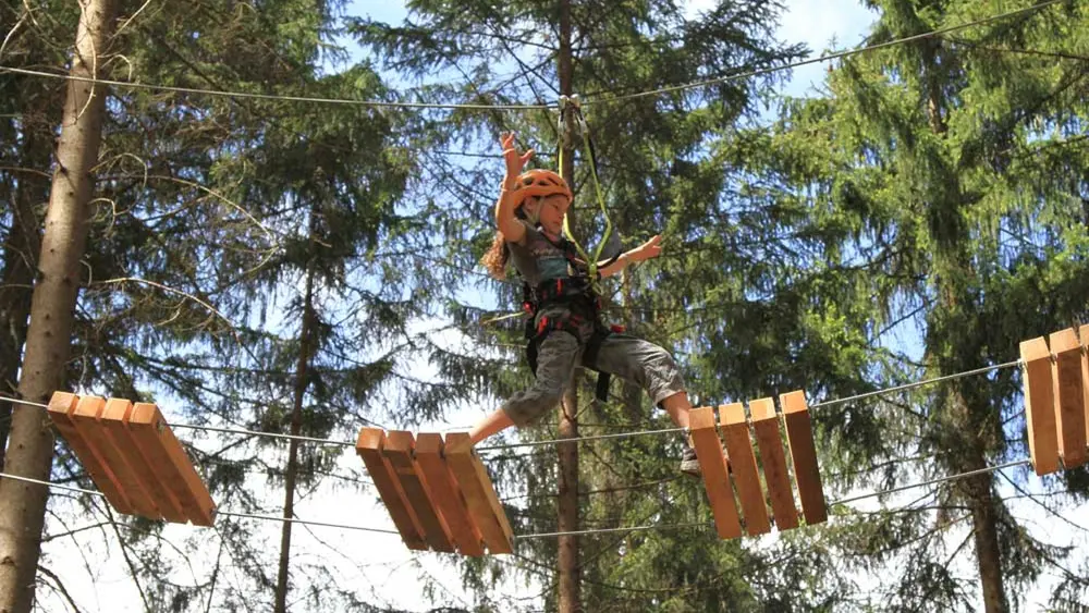 Hängebrücke im Hochseilgarten Abenteuerpark Zillertal