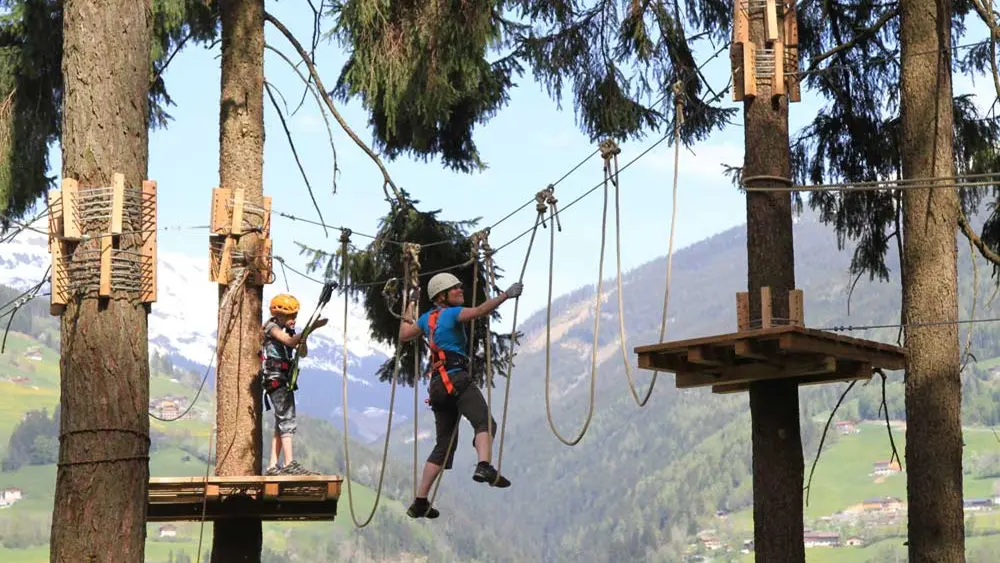Seilbrücke im Hochseilgarten Abenteuerpark Zillertal
