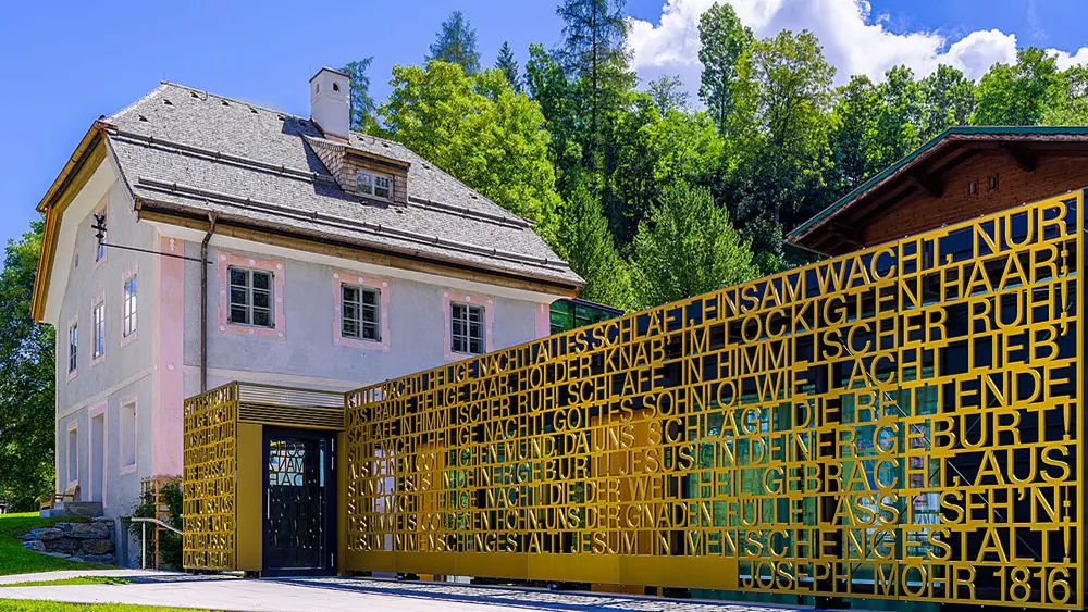 Außenansicht des Stille Nacht Museums Wagrain neben dem Pflegerschlössl