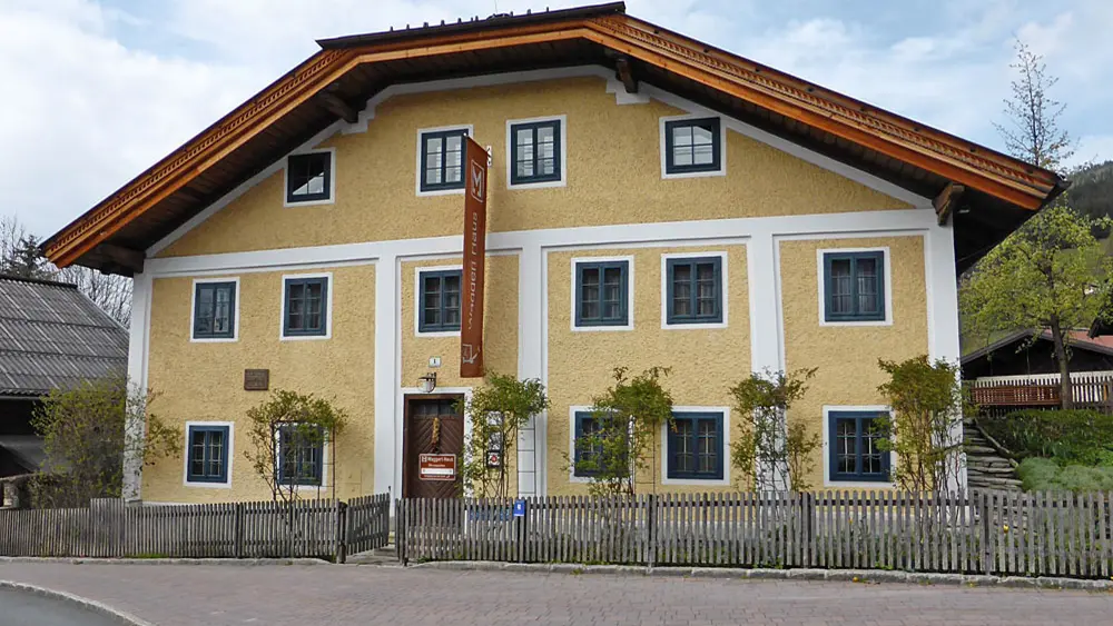 Außenansicht des Waggerl Hauses in Wagrain