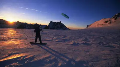 Snowboarder im Sonnenuntergang in Chamonix