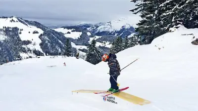 Kind auf eriner Box auf dem Family Run
