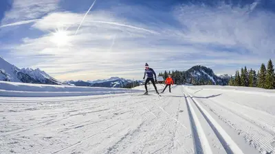 Langläufer auf der Skatingspur