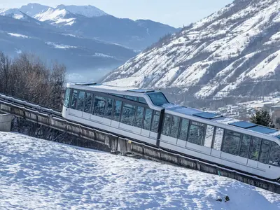 Zug im Skigebiet Les Arcs © John Beague
