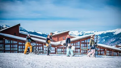 Skifahrer und Snowboarder in Les Arcs