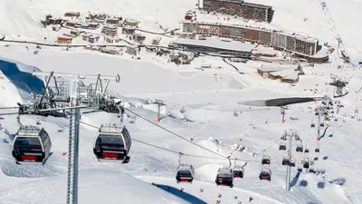 Blick auf die Talstation und die Gondeln