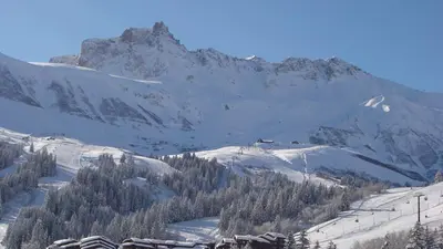 Bergpanorama mit Hotels und Lift in Valmorel