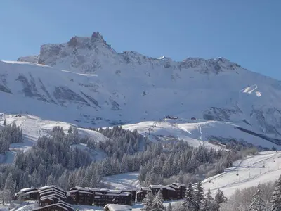 Bergpanorama mit Hotels und Lift in Valmorel © Domaine Skiable Valmorel