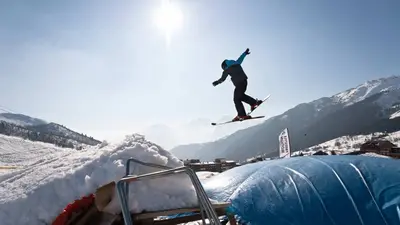 Skifahrer beim Big Air Jump in St. Francois-Longchamp