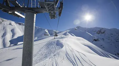 Mit dem Sessellift hinauf auf die Pisten