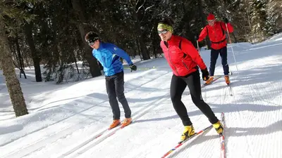 Drei Langläufer auf einer Loipe in Geve-Autrans