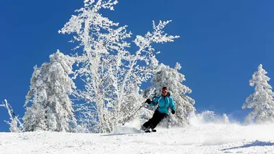 Skifahrer auf der Piste in Autrans