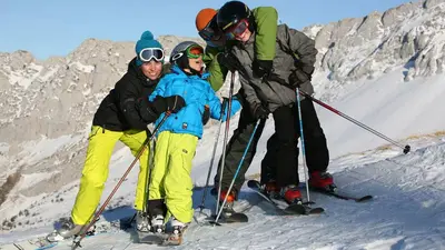 Familie auf Skiern