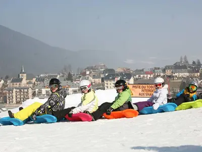Kinder beim Snakerodeln im Kids Park © S.Charles