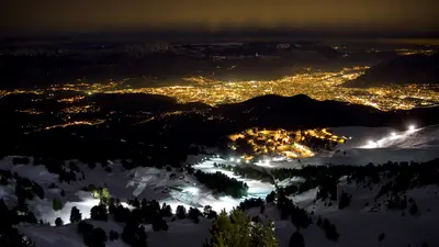 Panoramablick auf die Pisten von Chamrousse