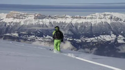 Skiroutengeher mit Panoramablick auf die Umgebung von Les Sept Laux