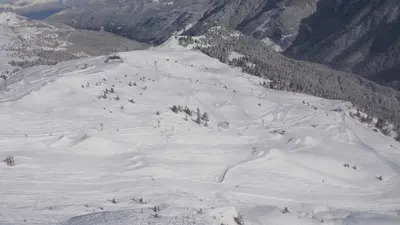 Luftaufnahme von Skigebiet und Snowpark Les Sept Laux