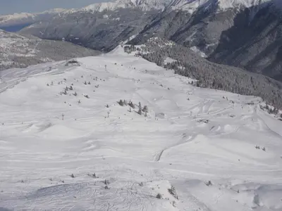 Luftaufnahme von Skigebiet und Snowpark Les Sept Laux © Les 7 Laux