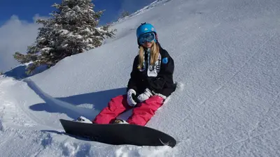 Snowboarderin im Schnee von Les Sept Laux