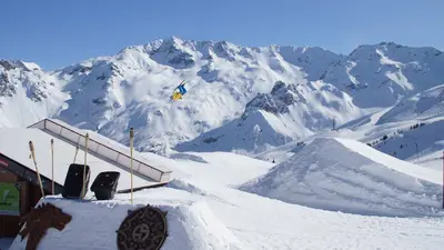 Skifahrer bei einem Flip im Snowpark von Les Sept Laux