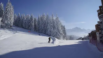 Skifahrer am Ende der Piste in Les Sept Laux