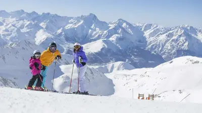 Famiie auf Skiern auf dem Berg