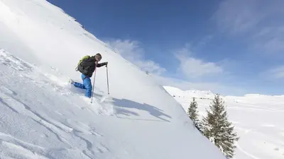 Schneeschuhwanderer am Tiefschneehang in Alpe d'Huez