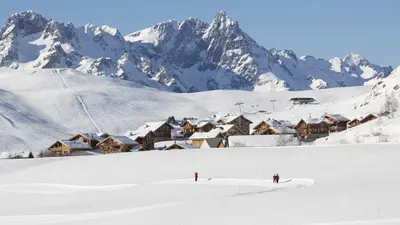 Winterwanderer auf einem präparierten Weg in Alpe d'Huez
