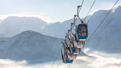 Gondel über den Wolken in Alpe d'Huez