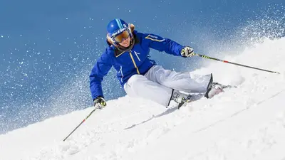Skifahrer bei der Abfahrt in Alpe d'Huez