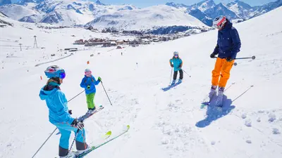 Familie beim Skifahren in Alpe d`Huez
