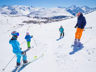 Familie beim Skifahren in Alpe d`Huez © LAURENT SALiNO / ALPE D'HUEZ TOURISME