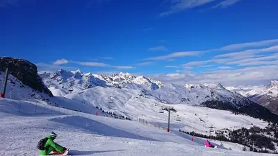 Blick über eine Piste mit Bergpanorama in Serre Chevalier