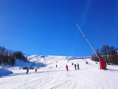 Blick auf eine befahrene Piste in Serre Chevalier © OT / Mir Photos