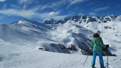 Langläufer mit Bergpanorama in Serre Chevalier