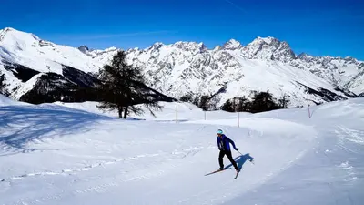 Piste mit Bergpanorama