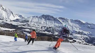 Piste mit Bergpanorama