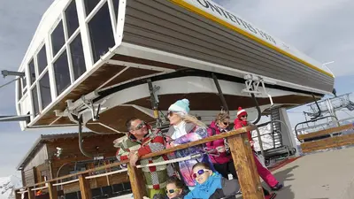 Familie an der Bergstation