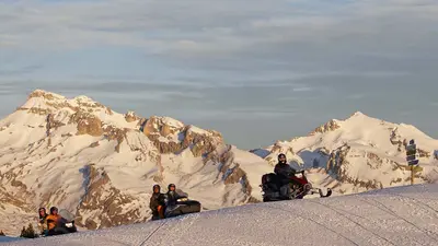Schneemobile in den Bergen