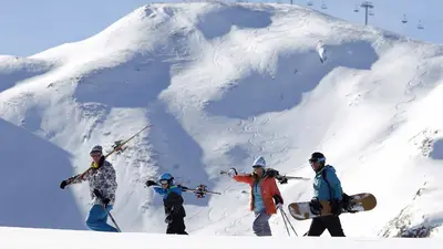 Familie auf dem Weg zur Piste